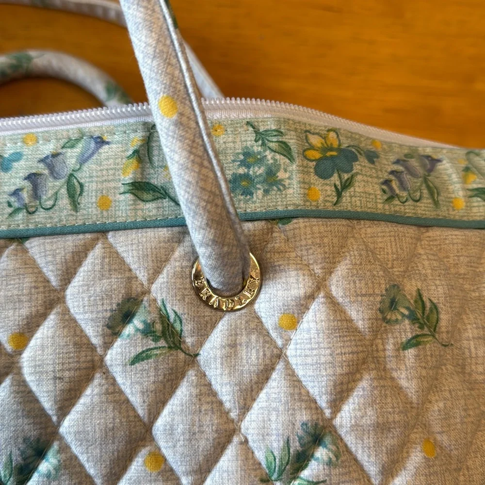 Vintage Vera Bradley. 2 handles, zipper close. 2 pocket inside. Never used - Picture 13 of 16
